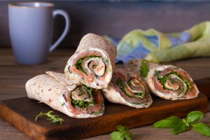 WRAPS DE SALMÓN AHUMADO CON YOGHURT