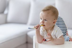 bebe comiendo saludablemente 