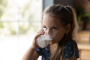 Niña sana tomando leche 