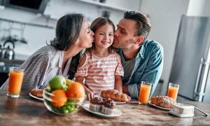 niña saludable-papa-mama-desayuno saludable