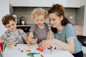 Niños sanos jugando con mama