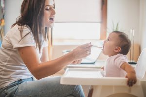 Mama alimentando a su bebe-bebe-mama-comida