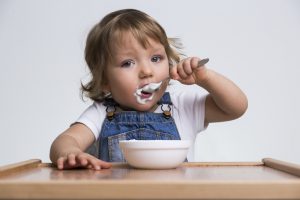 niña comiendo yogurt-niña saludable 