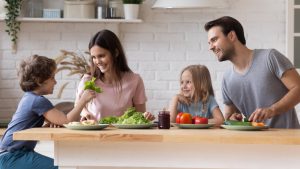 familia comiendo sano 