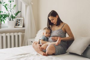 Mama embarazada con su hijo