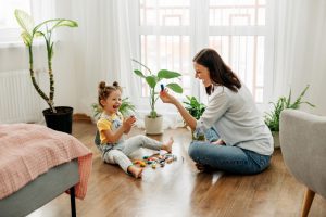 mama e hija saludable jugando juntas 