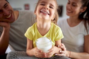 niña-saludable-feliz-con-sus-papas