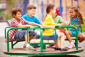 niños sanos y felices jugando en el parque 